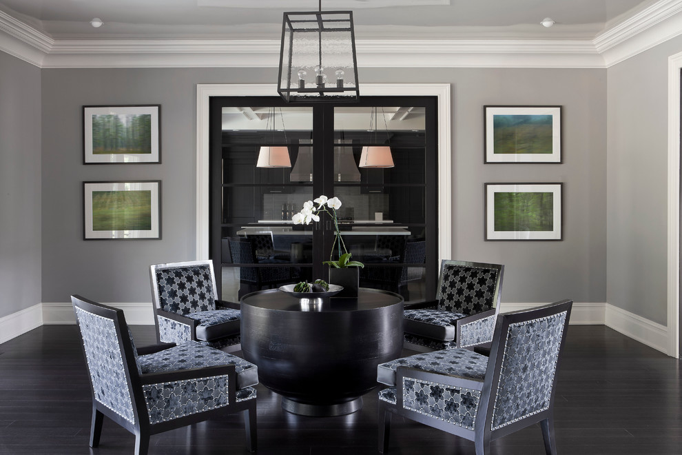 Imagen de sala de estar tradicional renovada sin chimenea y televisor con paredes grises, suelo de madera oscura y suelo negro
