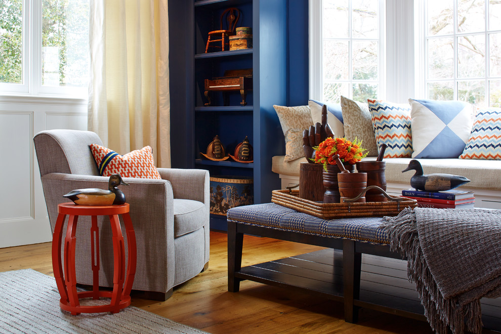 Foto di un grande soggiorno tradizionale aperto con pareti blu e pavimento in legno massello medio