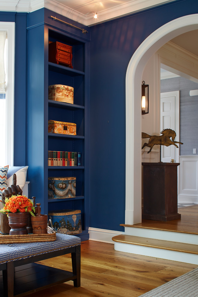 Esempio di un grande soggiorno classico aperto con pareti blu e pavimento in legno massello medio