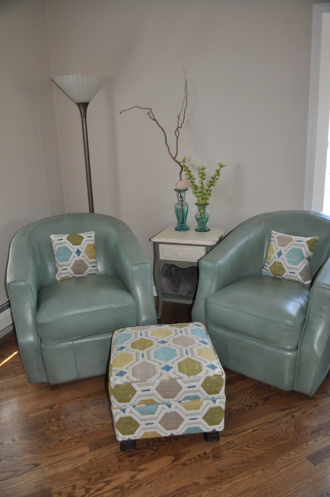 Imagen de sala de estar con barra de bar abierta costera con paredes beige, suelo de madera en tonos medios y televisor independiente