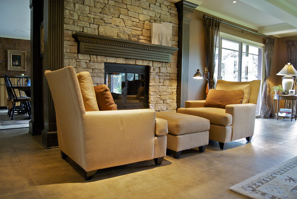 На фото: большая открытая гостиная комната в классическом стиле с коричневыми стенами, полом из керамической плитки, двусторонним камином и фасадом камина из камня без телевизора