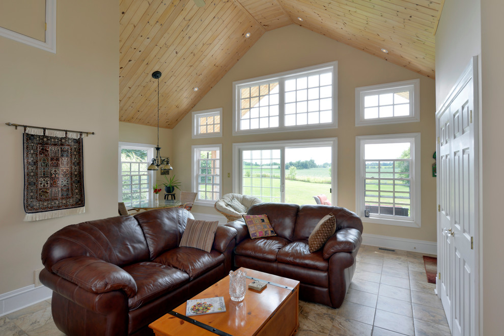Immagine di un soggiorno country di medie dimensioni e aperto con pareti beige e pavimento con piastrelle in ceramica
