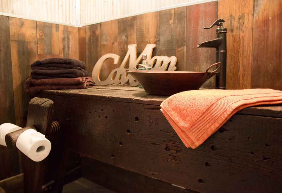На фото: ванная комната среднего размера в стиле рустика с темными деревянными фасадами, столешницей из дерева и настольной раковиной