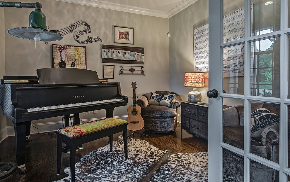 На фото: маленькая изолированная гостиная комната в стиле рустика с музыкальной комнатой, серыми стенами, темным паркетным полом, коричневым полом и ковром на полу без камина, телевизора для на участке и в саду