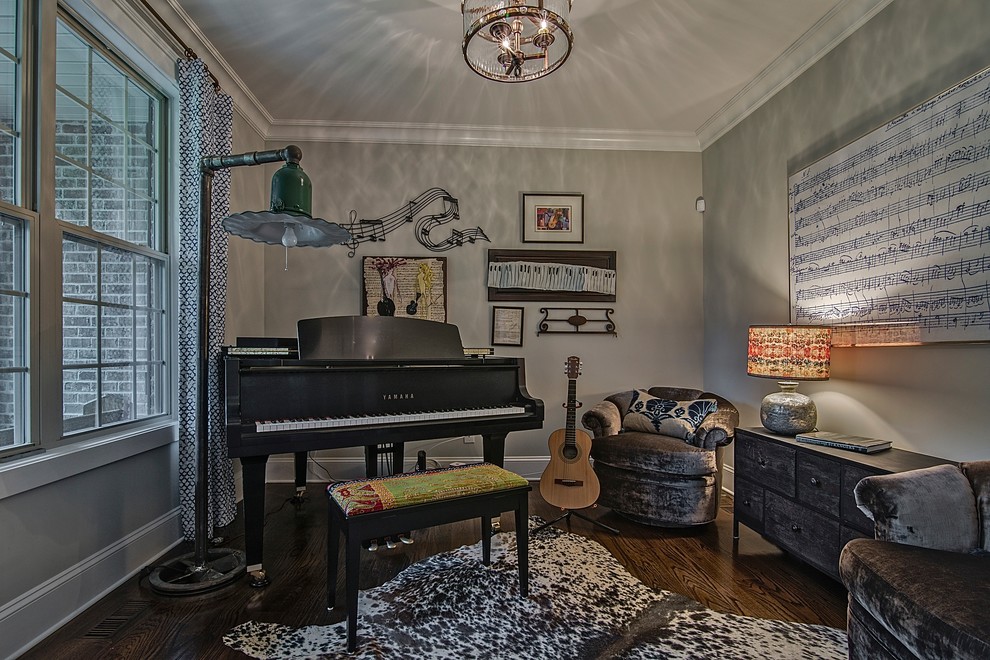 シャーロットにある高級な小さなラスティックスタイルのおしゃれな独立型ファミリールーム (ミュージックルーム、グレーの壁、濃色無垢フローリング、暖炉なし、テレビなし、茶色い床) の写真
