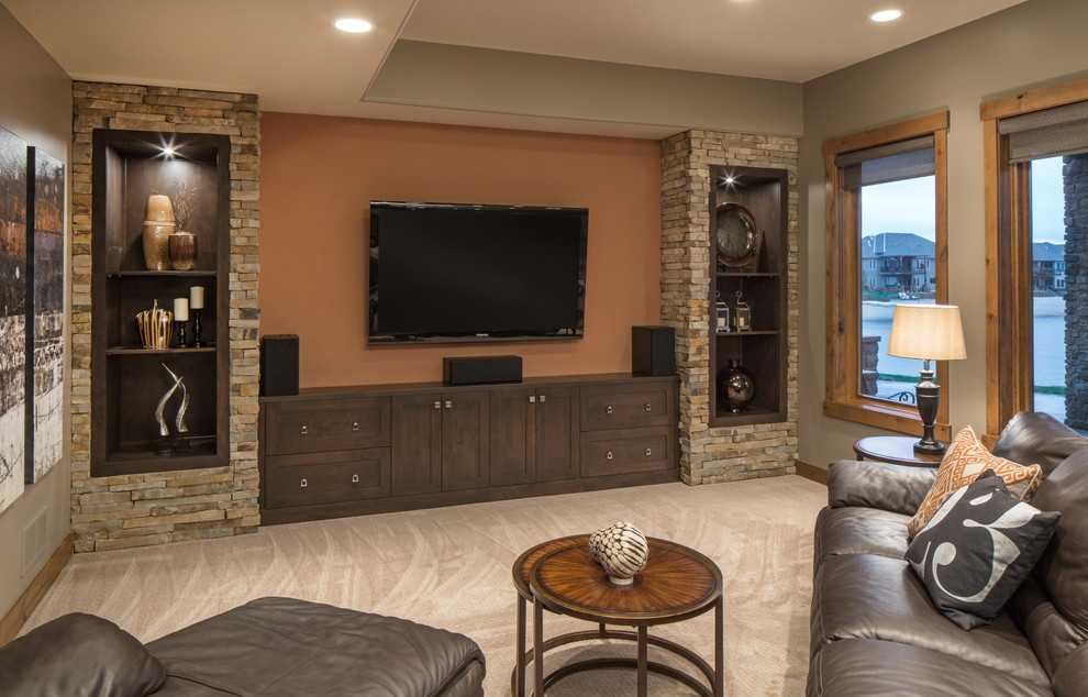 Пример оригинального дизайна: гостиная комната в стиле неоклассика (современная классика) с коричневыми стенами и ковровым покрытием