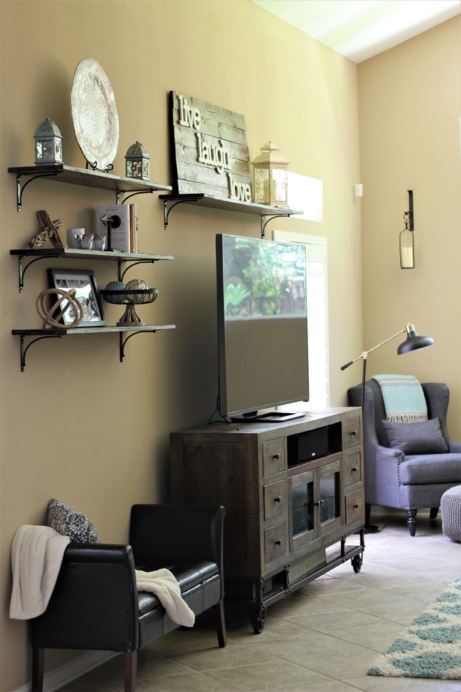 На фото: большая открытая гостиная комната в стиле рустика с коричневыми стенами, полом из керамогранита, стандартным камином, фасадом камина из дерева, отдельно стоящим телевизором и коричневым полом