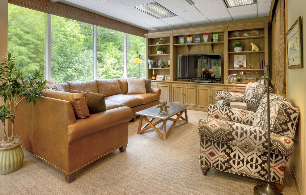 Imagen de sala de estar contemporánea con paredes beige, moqueta, pared multimedia y alfombra