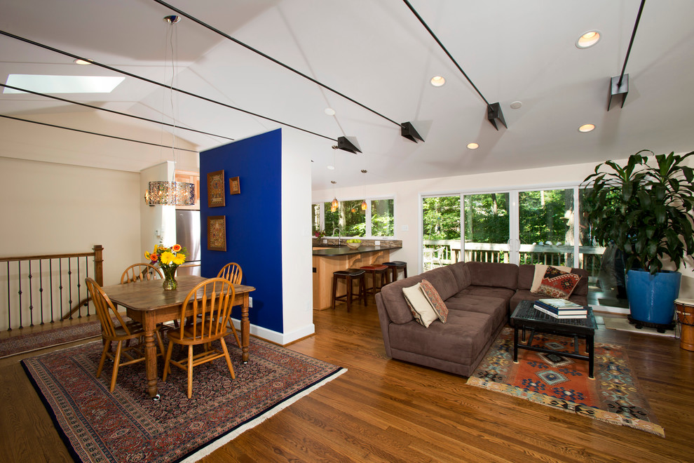 Mittelgroßes, Offenes Uriges Wohnzimmer mit blauer Wandfarbe, hellem Holzboden, Kamin und Kaminumrandung aus Metall in Washington, D.C.