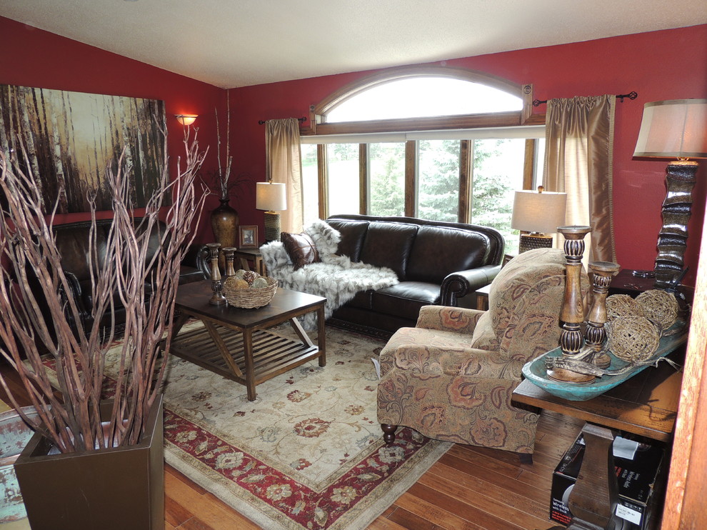 Esempio di un soggiorno tradizionale di medie dimensioni con pareti rosse e parquet chiaro