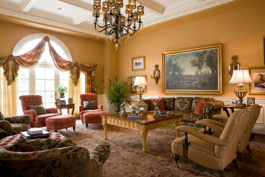 На фото: большая изолированная гостиная комната в классическом стиле с желтыми стенами, темным паркетным полом, телевизором на стене и коричневым полом без камина