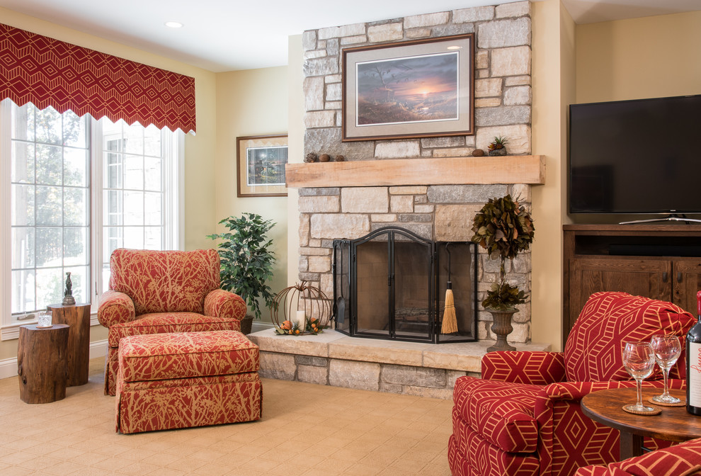 Пример оригинального дизайна: гостиная комната в классическом стиле с ковровым покрытием, стандартным камином, фасадом камина из камня и отдельно стоящим телевизором