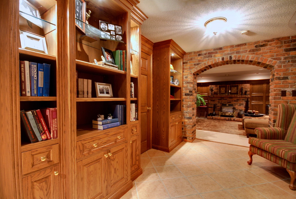 На фото: гостиная комната в стиле рустика с с книжными шкафами и полками с