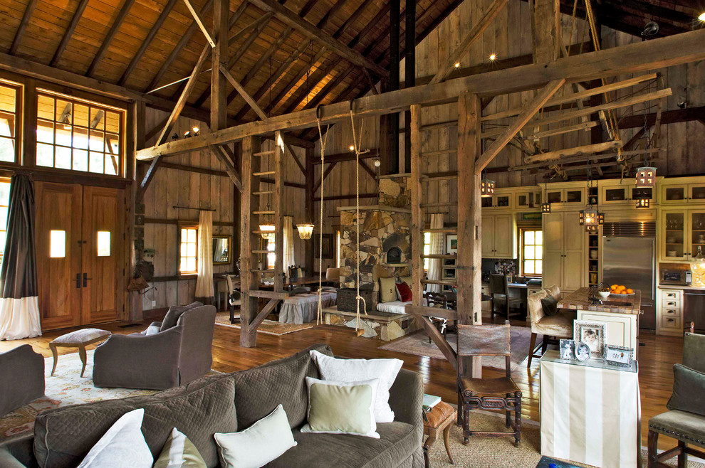 Imagen de sala de estar abierta rural con suelo de madera oscura