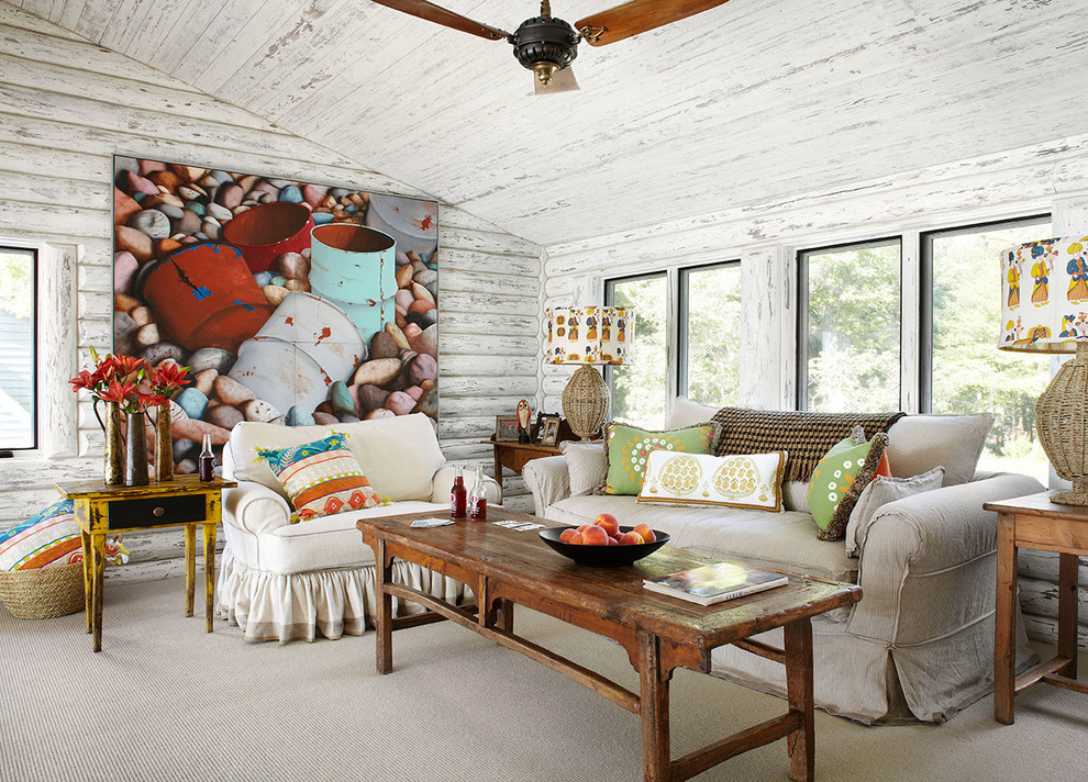 На фото: гостиная комната в стиле рустика с белыми стенами и ковровым покрытием без телевизора с