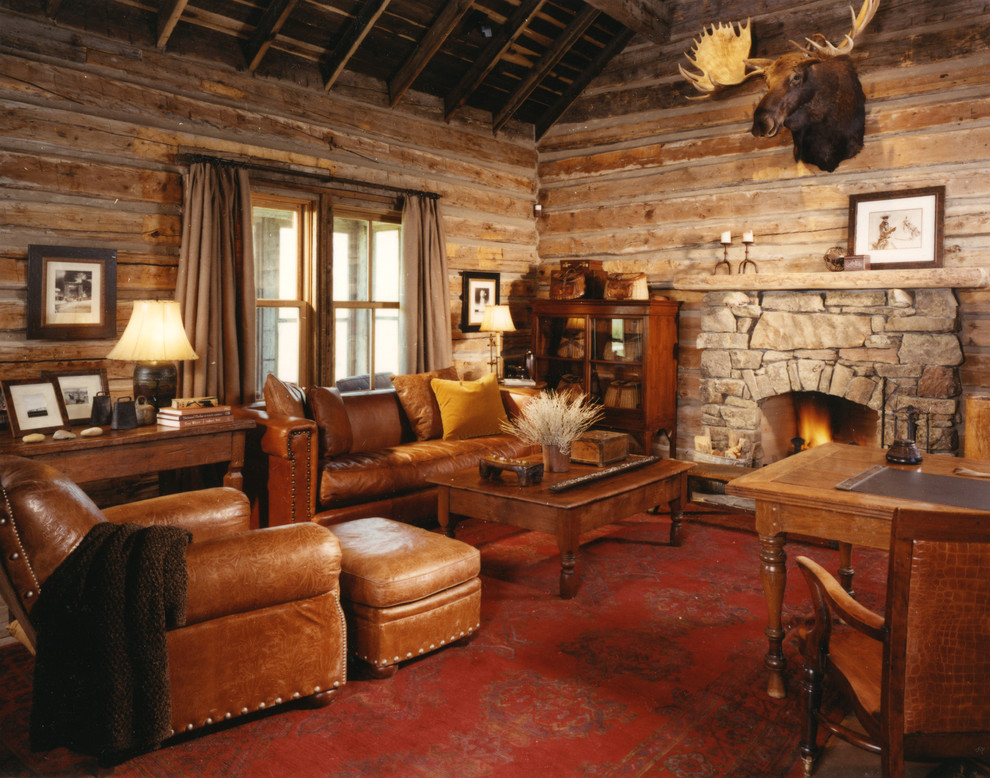 他の地域にあるラスティックスタイルのおしゃれなファミリールーム (茶色い壁、カーペット敷き、標準型暖炉、石材の暖炉まわり、赤い床) の写真
