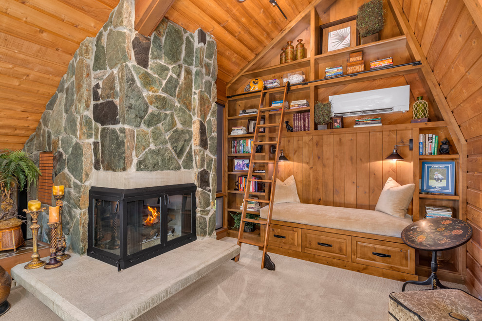 Imagen de sala de estar de estilo americano extra grande con paredes beige, moqueta, chimenea de esquina y marco de chimenea de piedra