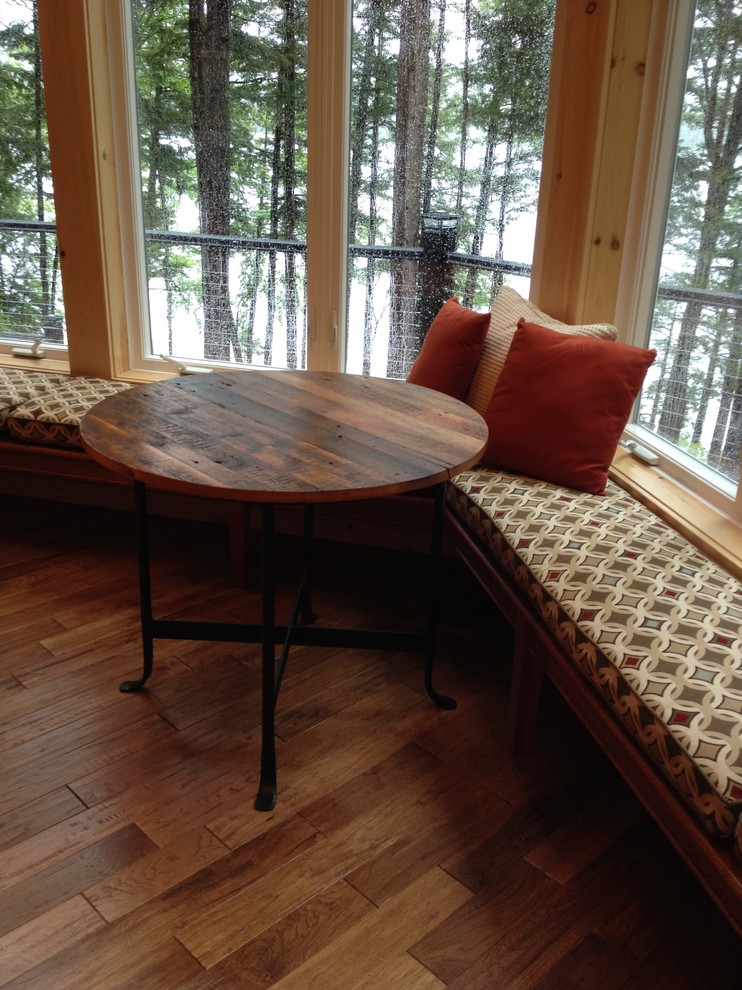 Cette photo montre une salle de séjour montagne avec un sol en bois brun.