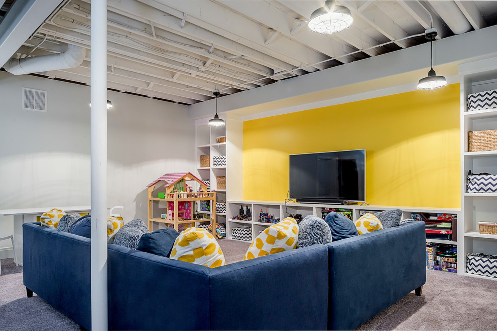 Cette photo montre une salle de séjour tendance de taille moyenne et fermée avec un mur jaune, moquette, aucune cheminée et un téléviseur indépendant.