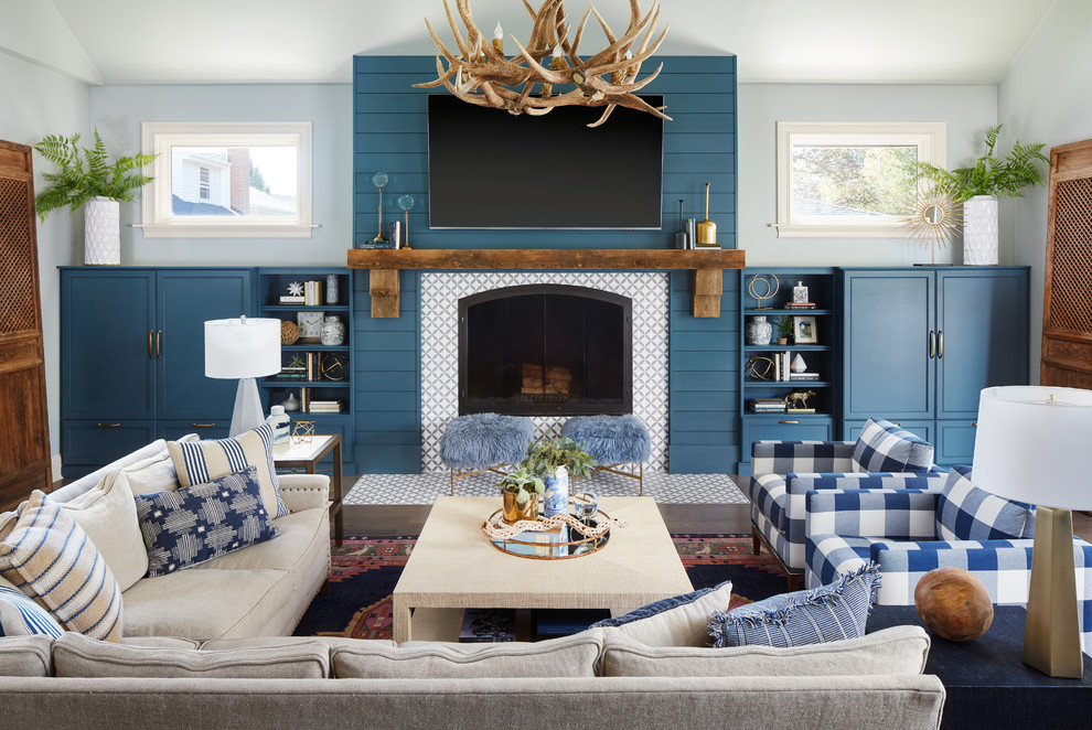 シカゴにあるトランジショナルスタイルのおしゃれなファミリールーム (青い壁、濃色無垢フローリング、標準型暖炉、タイルの暖炉まわり、壁掛け型テレビ) の写真