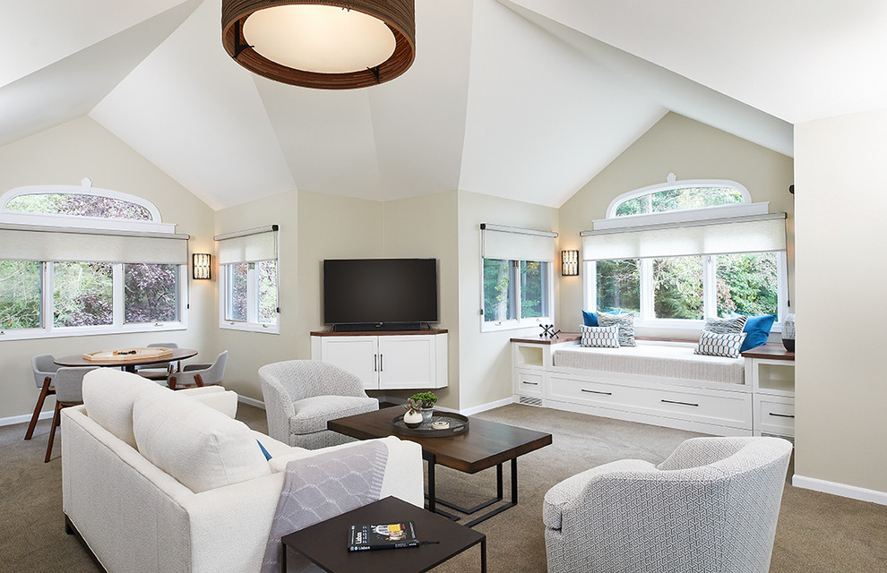 Idee per un soggiorno stile rurale con pareti beige, moquette, TV autoportante, pavimento marrone e soffitto a volta
