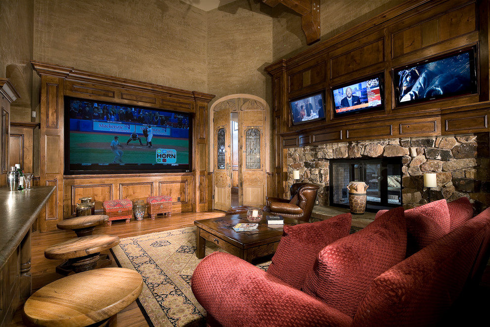 Immagine di un ampio soggiorno tradizionale chiuso con pareti beige, parquet scuro, parete attrezzata e pavimento marrone