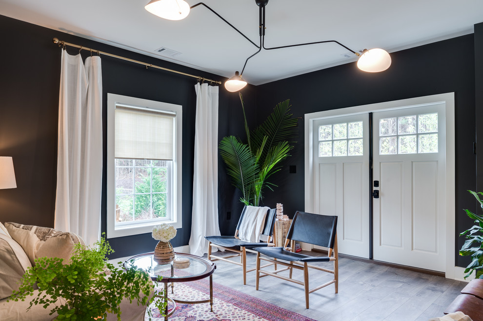 Ejemplo de sala de estar cerrada clásica renovada de tamaño medio sin chimenea y televisor con paredes grises, suelo de madera clara y suelo beige