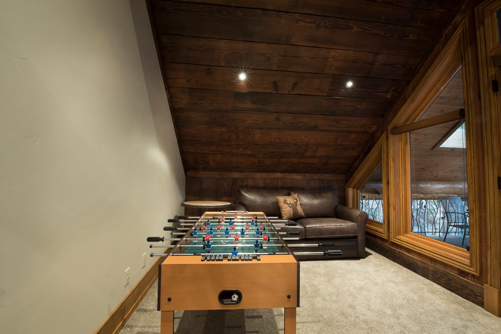 Kleiner, Fernseherloser Rustikaler Hobbyraum ohne Kamin, im Loft-Stil mit brauner Wandfarbe, Teppichboden und beigem Boden in Sonstige
