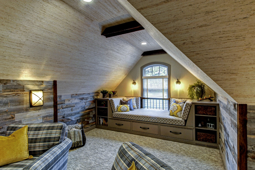 Ejemplo de sala de estar abierta rústica grande sin chimenea con paredes beige, moqueta y suelo gris