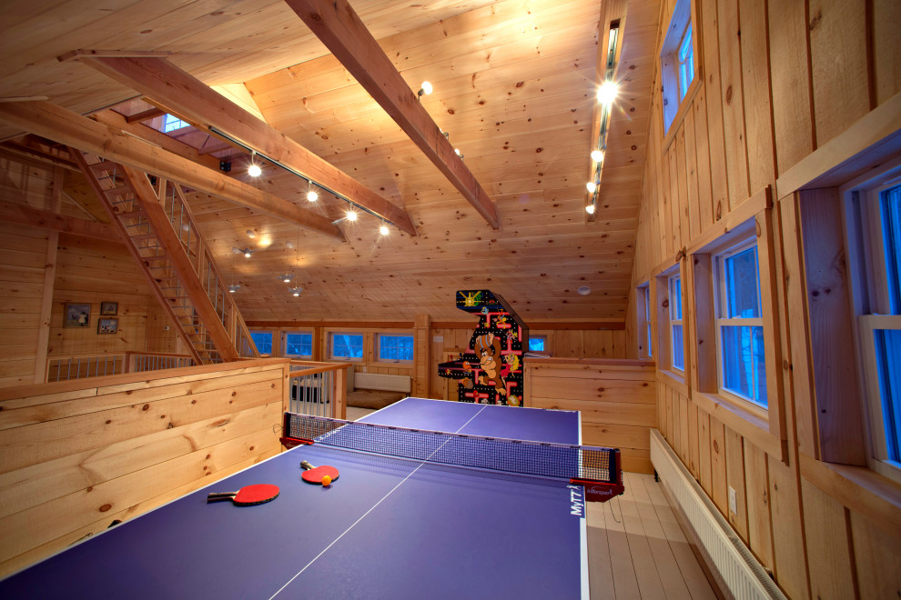 Ejemplo de sala de juegos en casa abierta rústica con suelo de madera clara