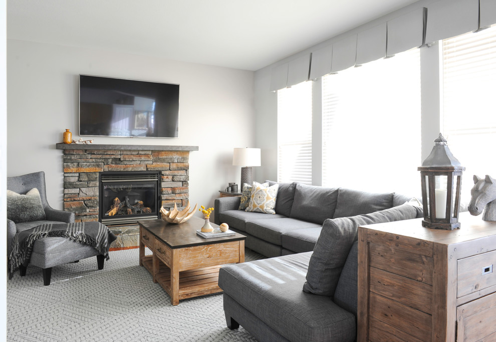 Diseño de sala de estar abierta rural de tamaño medio con suelo de madera en tonos medios, todas las chimeneas, marco de chimenea de piedra, televisor colgado en la pared y paredes blancas