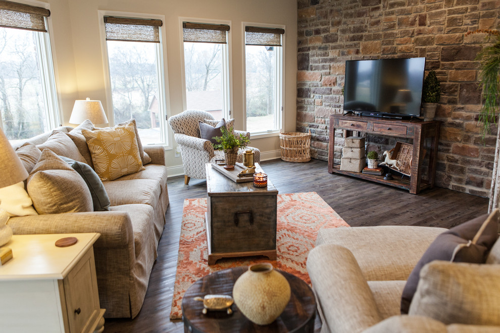 Imagen de sala de estar rural de tamaño medio con suelo de madera oscura