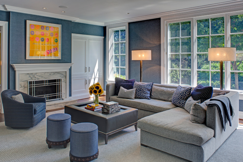 Inspiration pour une grande salle de séjour traditionnelle ouverte avec un mur bleu, parquet foncé, une cheminée standard, un manteau de cheminée en pierre et un téléviseur encastré.