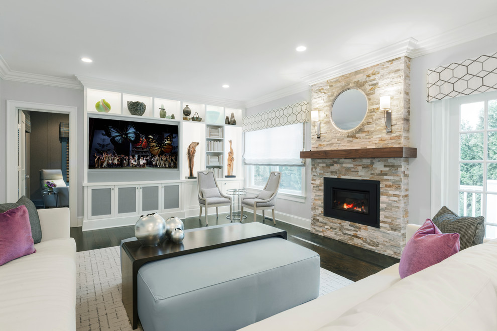 Cette image montre une salle de séjour marine de taille moyenne et ouverte avec un mur gris, parquet foncé, un téléviseur encastré, une cheminée ribbon et un manteau de cheminée en métal.