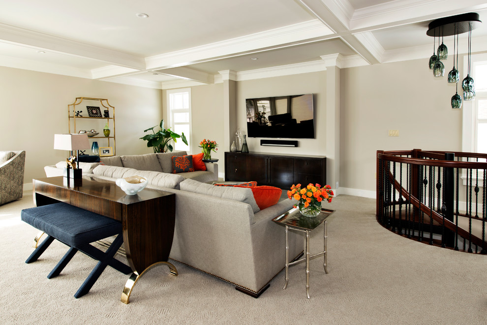 Ejemplo de sala de estar abierta tradicional renovada extra grande sin chimenea con paredes beige, moqueta, televisor colgado en la pared y suelo beige