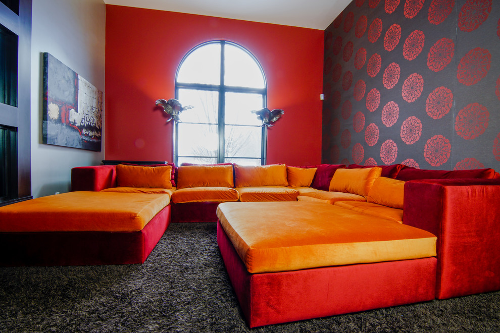 Abgetrenntes Eklektisches Wohnzimmer ohne Kamin mit roter Wandfarbe, Teppichboden und freistehendem TV in Cleveland