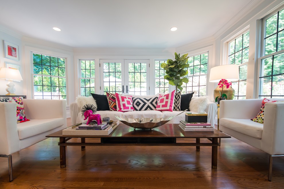 Foto de sala de estar abierta bohemia de tamaño medio sin chimenea con paredes blancas, suelo de madera en tonos medios, pared multimedia y suelo marrón
