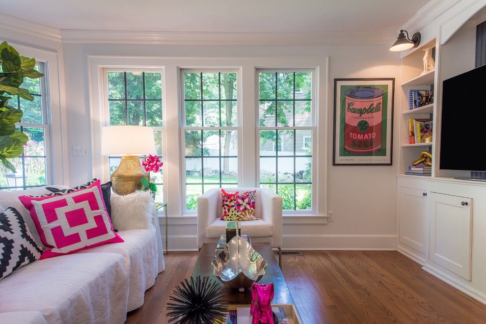 Diseño de sala de estar abierta bohemia de tamaño medio sin chimenea con paredes blancas, suelo de madera en tonos medios, pared multimedia y suelo marrón