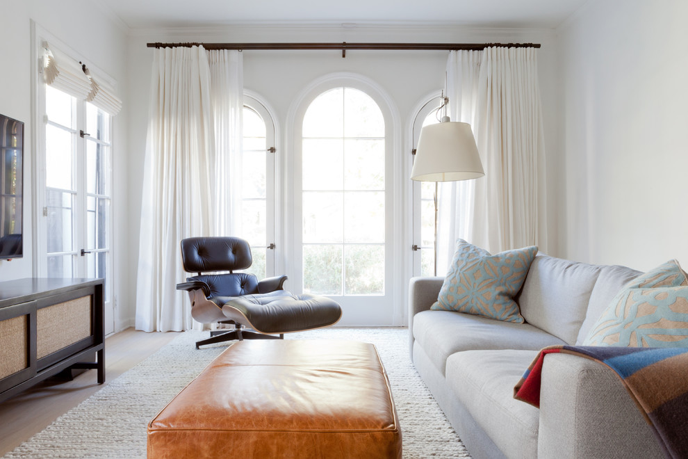 Mittelgroßes Modernes Wohnzimmer mit weißer Wandfarbe, hellem Holzboden und TV-Wand in Los Angeles
