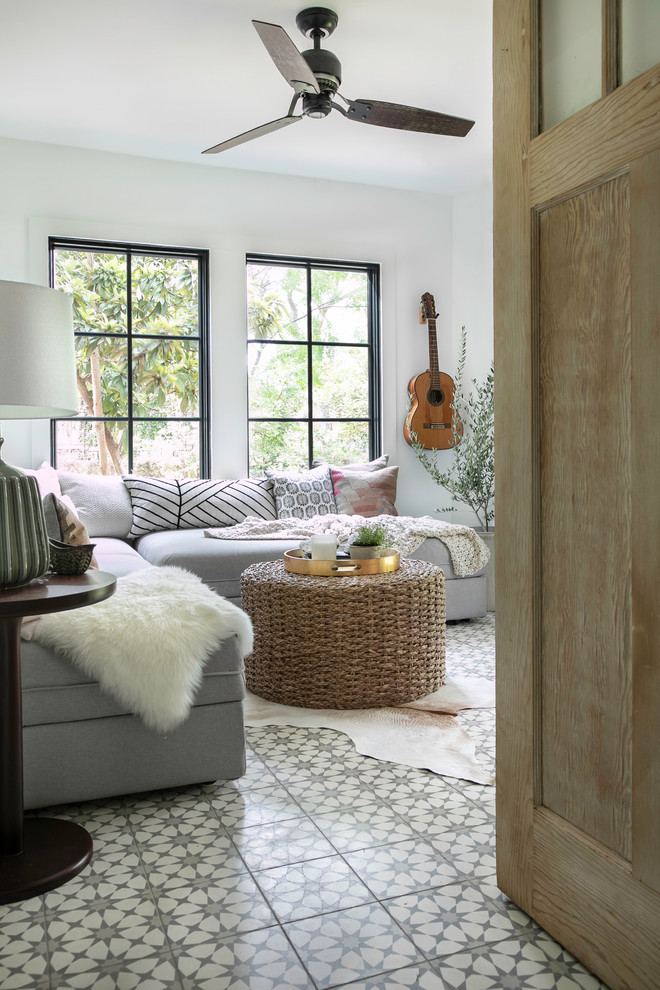 Kleines, Offenes Eklektisches Wohnzimmer ohne Kamin mit weißer Wandfarbe, Betonboden, TV-Wand und grauem Boden in Austin