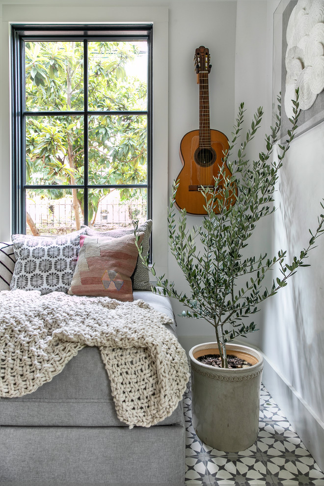 Kleines, Offenes Eklektisches Wohnzimmer ohne Kamin mit weißer Wandfarbe, Betonboden, TV-Wand und grauem Boden in Austin