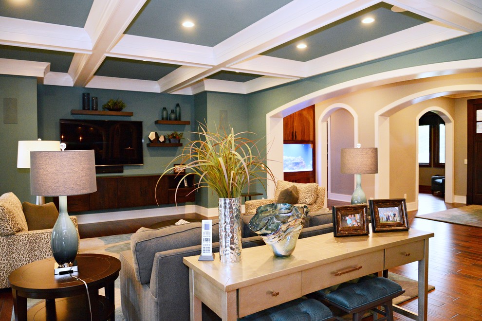 Foto di un soggiorno design aperto con pareti blu, pavimento in legno massello medio, nessun camino e TV a parete