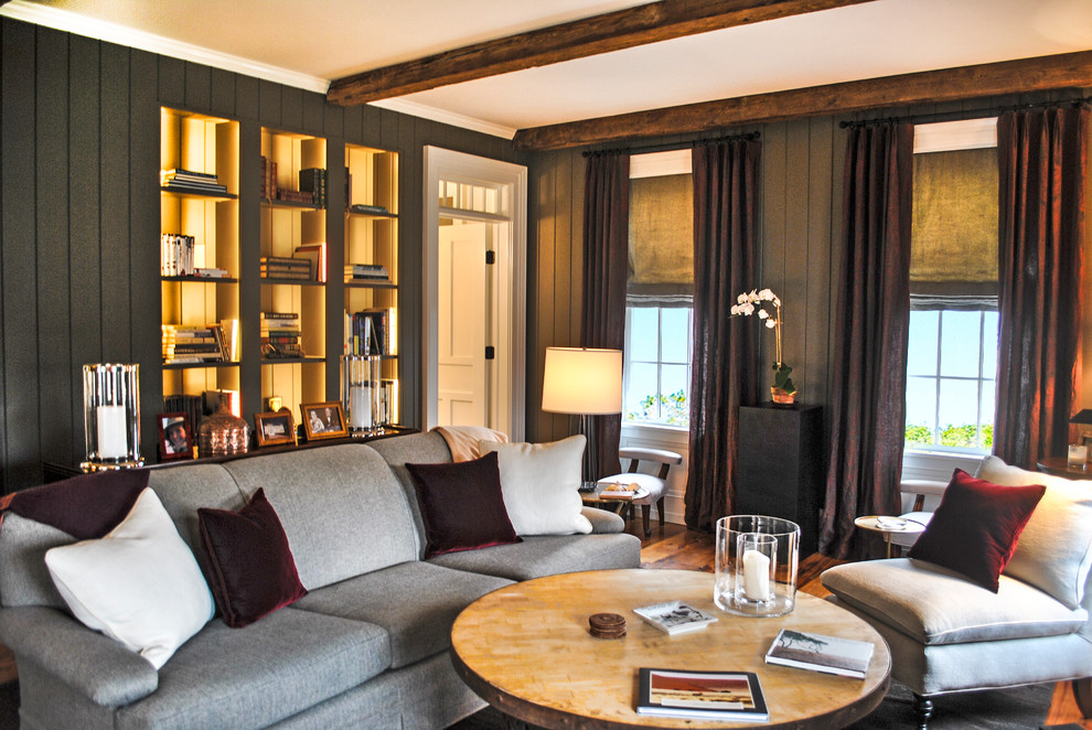 Diseño de sala de estar con biblioteca cerrada tradicional sin chimenea y televisor con paredes grises y suelo de madera en tonos medios