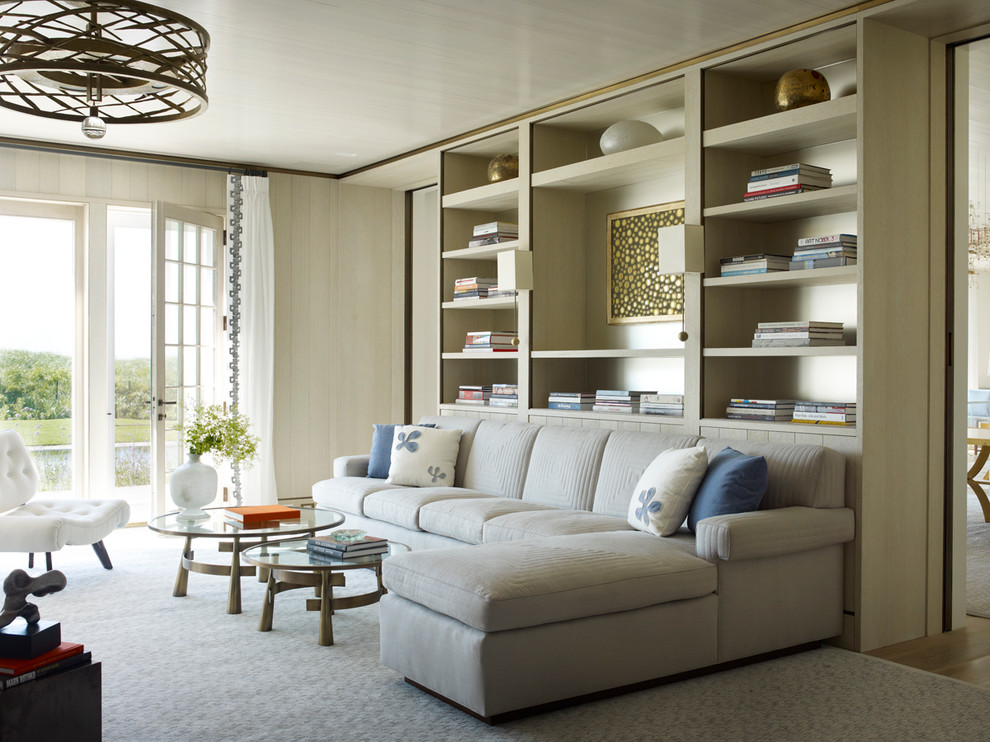 Diseño de sala de estar con biblioteca cerrada contemporánea de tamaño medio con suelo de madera clara