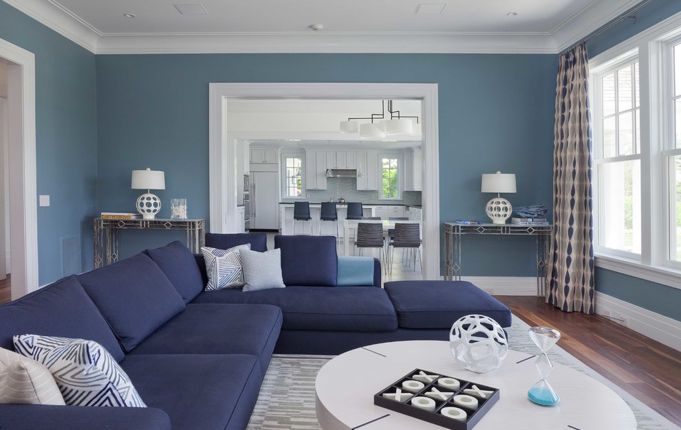 Modelo de sala de estar cerrada tradicional renovada de tamaño medio con paredes azules y suelo de madera oscura