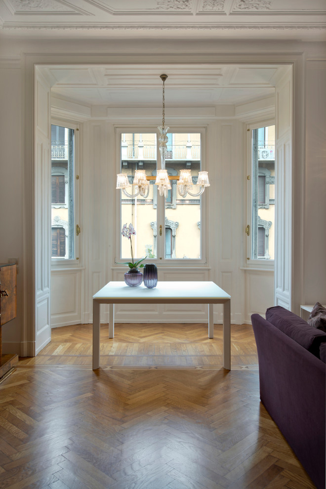 Modelo de sala de estar actual con paredes blancas y suelo de madera clara