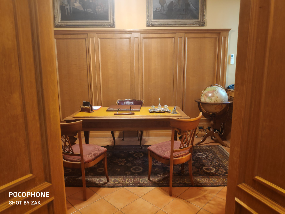 Mittelgroße, Fernseherlose, Abgetrennte Klassische Bibliothek ohne Kamin mit brauner Wandfarbe, Backsteinboden, braunem Boden und Holzwänden in Rom