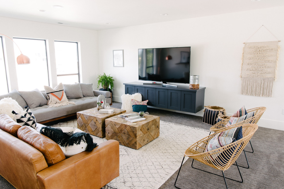 Immagine di un soggiorno eclettico di medie dimensioni e stile loft con pareti bianche, moquette, nessun camino, TV autoportante e pavimento grigio