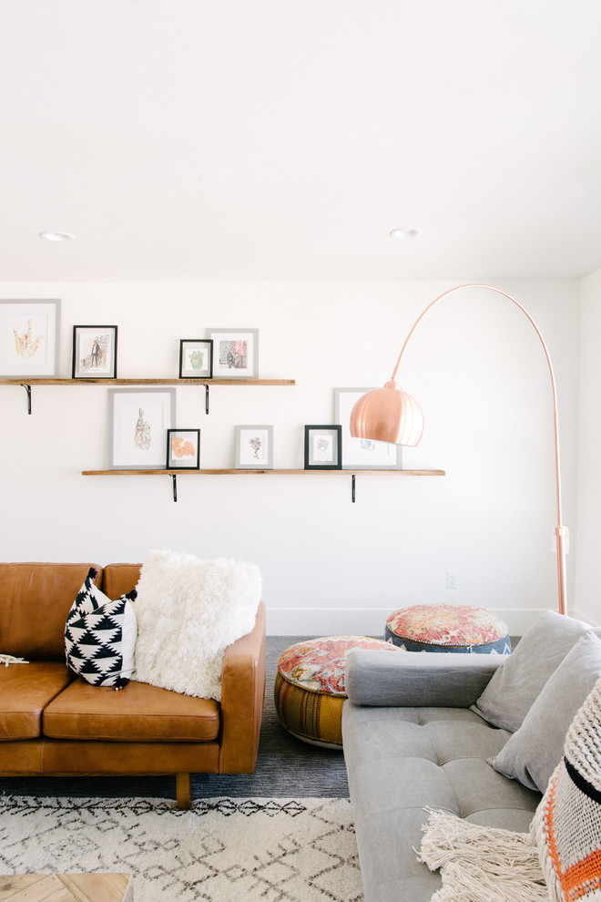 Mittelgroßes Eklektisches Wohnzimmer ohne Kamin, im Loft-Stil mit weißer Wandfarbe, Teppichboden, freistehendem TV und grauem Boden in Salt Lake City