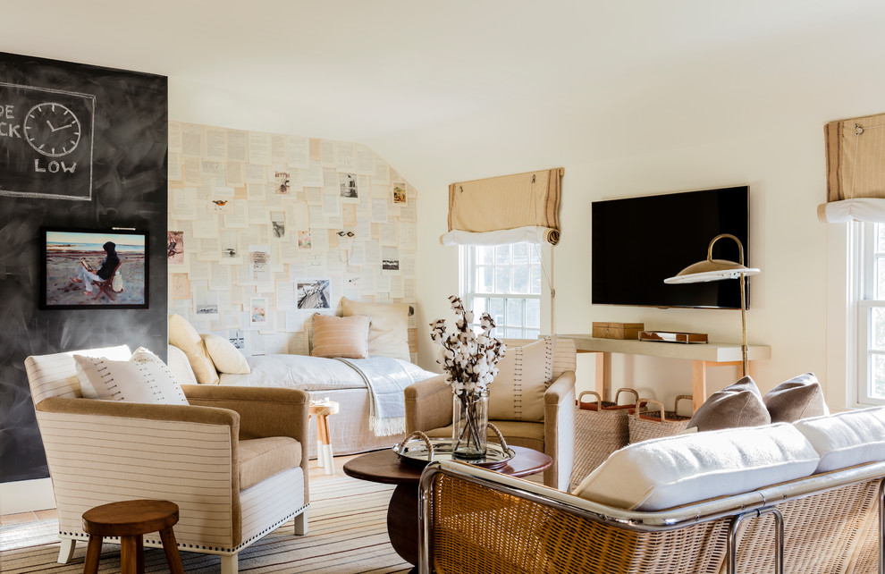 Diseño de sala de estar marinera con televisor colgado en la pared y paredes beige